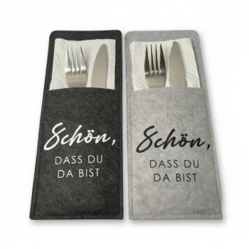 Filzbestecktaschen in Anthrazit und Grau mit Spruch „Schön, dass du da bist“, verschiedene Setgrößen.