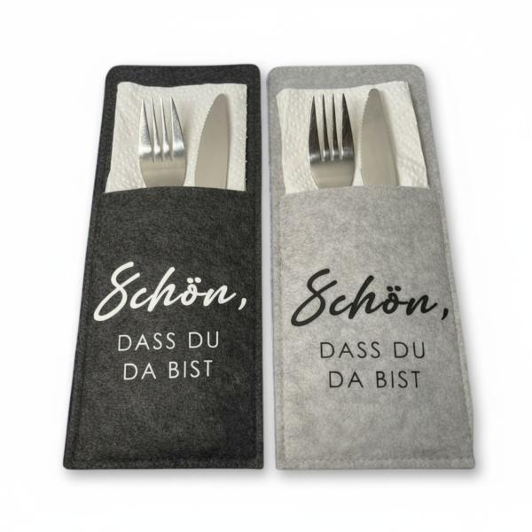 Filzbestecktaschen in Anthrazit und Grau mit Spruch „Schön, dass du da bist“, verschiedene Setgrößen.