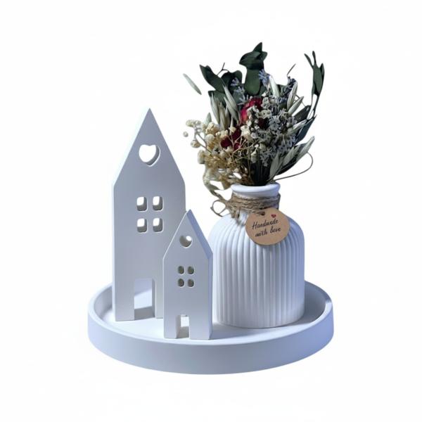 Raysin Deko‑Set mit geriffelter Vase, zwei Lichthäusern und rundem Deko‑Teller im skandinavischen Stil.